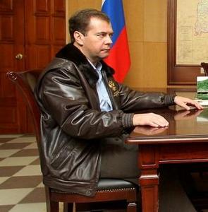 Medvedev_smotrin_na_urevicha